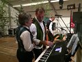 33 In einer kurzen Verschaufpause werden die Musikwuensche bei Egon.....